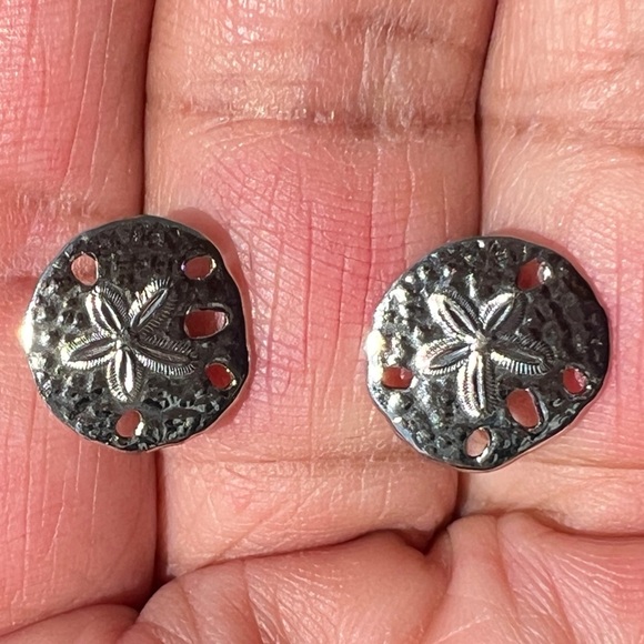 Silver tone sand dollar stud earrings - Picture 1 of 3